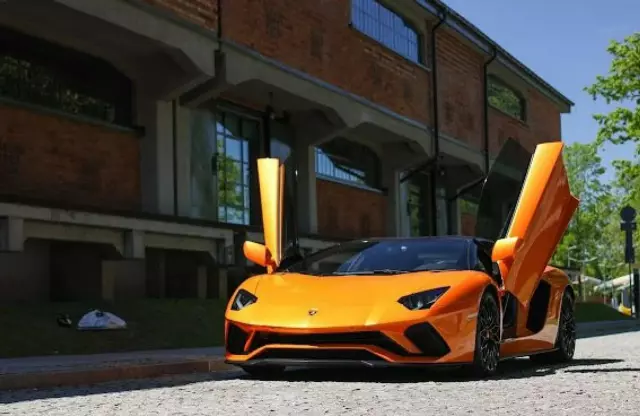 LAMBORGHINI Aventador 