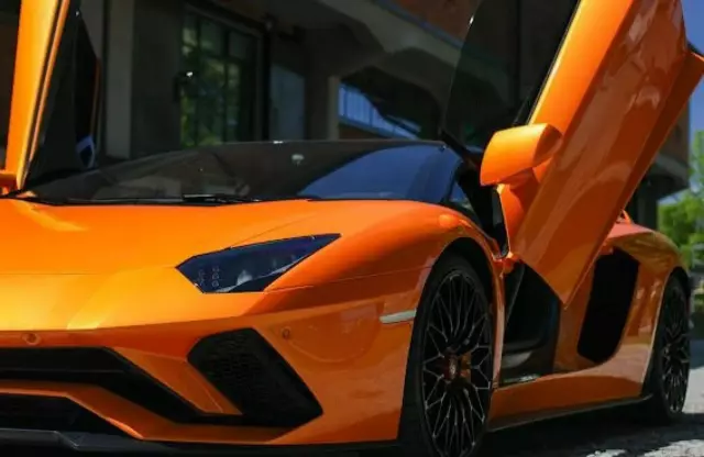 LAMBORGHINI Aventador 