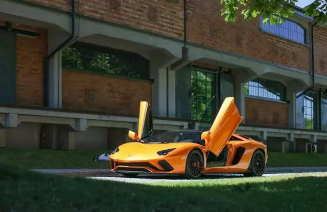 LAMBORGHINI Aventador 