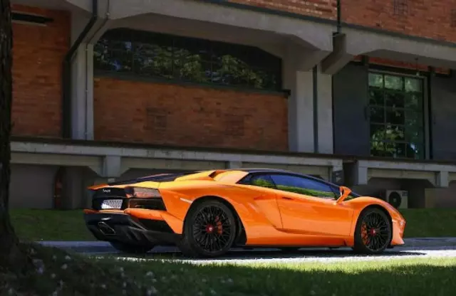 LAMBORGHINI Aventador 