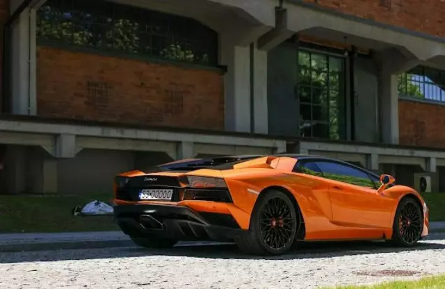 LAMBORGHINI Aventador 