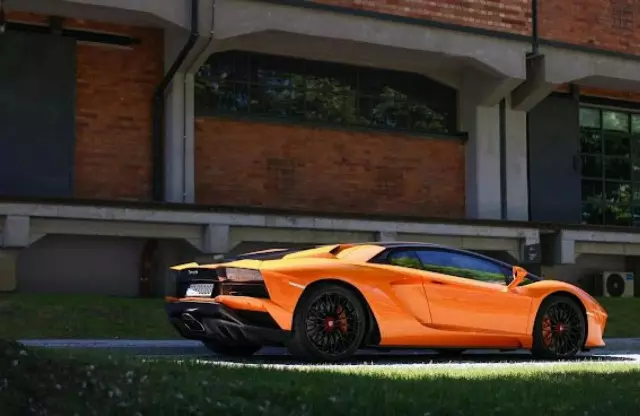 LAMBORGHINI Aventador 