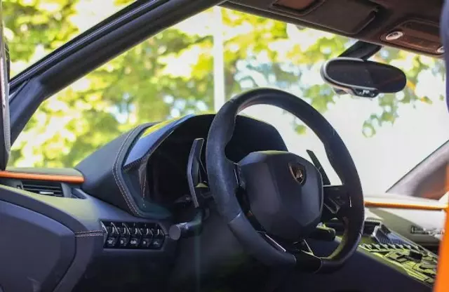 LAMBORGHINI Aventador 