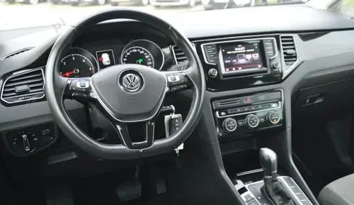 VOLKSWAGEN Golf Sportsvan 