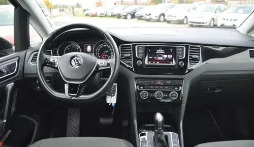 VOLKSWAGEN Golf Sportsvan 