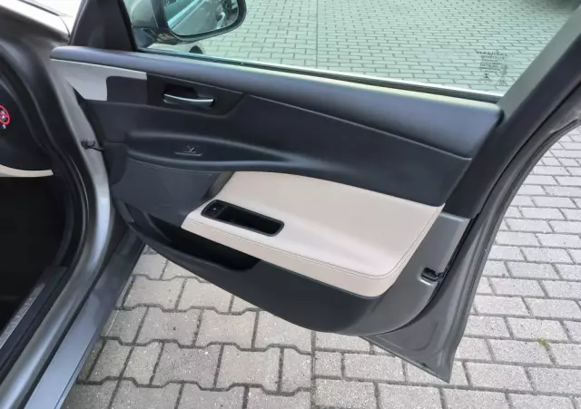 JAGUAR XE 2.0 T Prestige