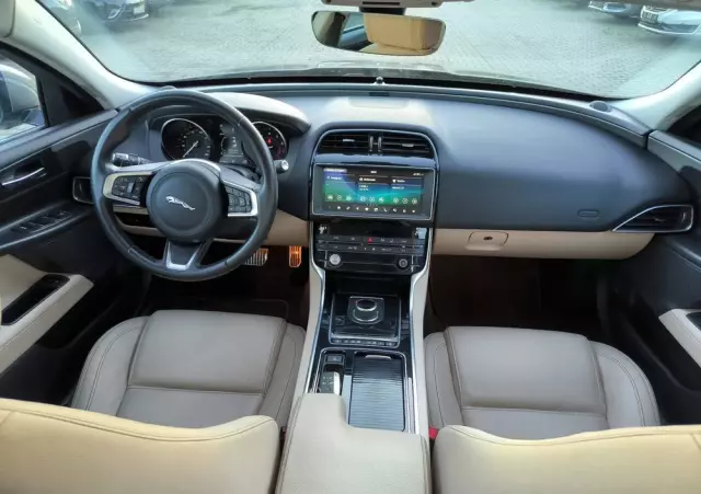 JAGUAR XE 2.0 T Prestige