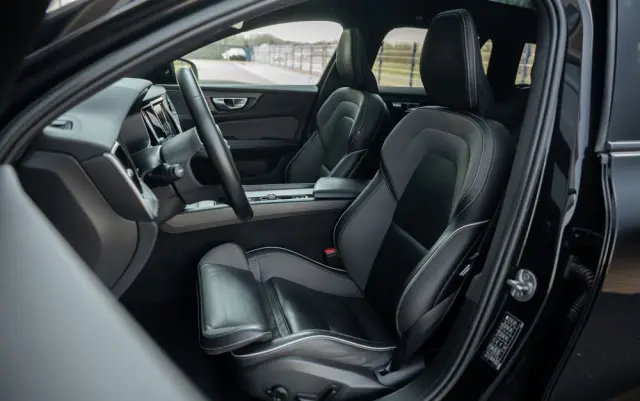 VOLVO V60 B4 B DKG Ultimate Dark