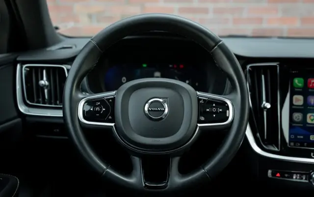 VOLVO V60 B4 B DKG Ultimate Dark