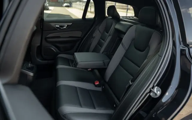 VOLVO V60 B4 B DKG Ultimate Dark
