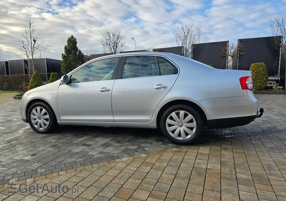 VOLKSWAGEN Jetta 2.0 TDI Sportline