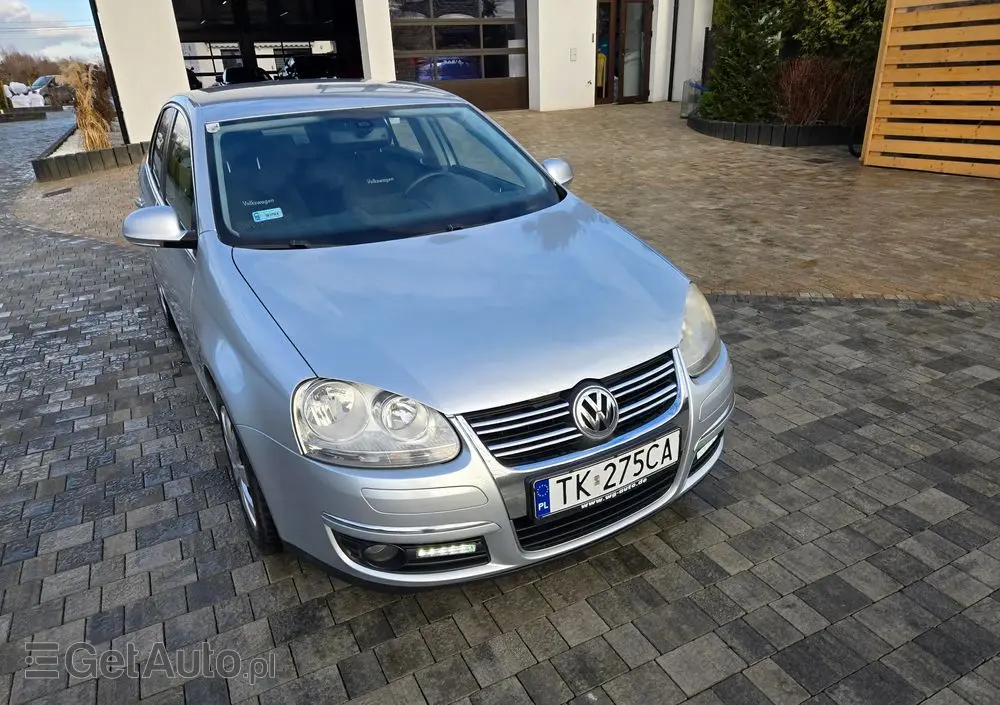 VOLKSWAGEN Jetta 2.0 TDI Sportline