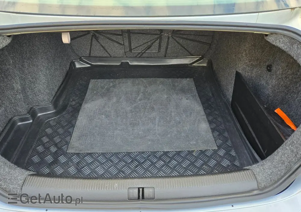 VOLKSWAGEN Jetta 2.0 TDI Sportline