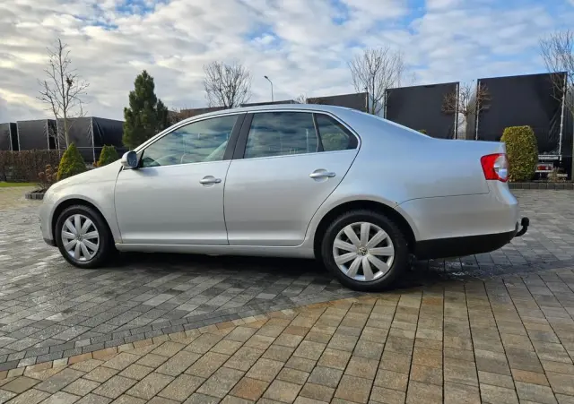 VOLKSWAGEN Jetta 2.0 TDI Sportline