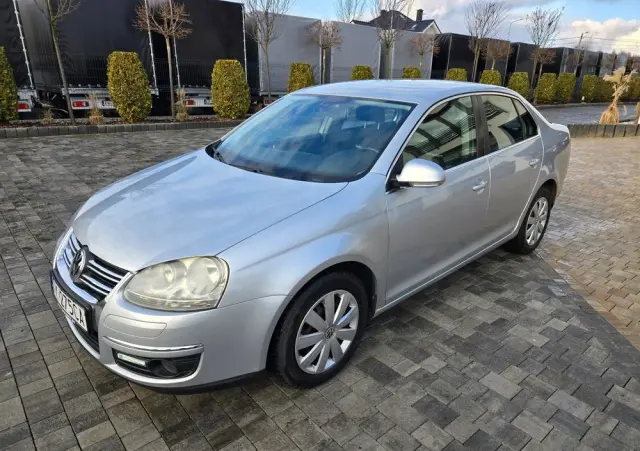 VOLKSWAGEN Jetta 2.0 TDI Sportline