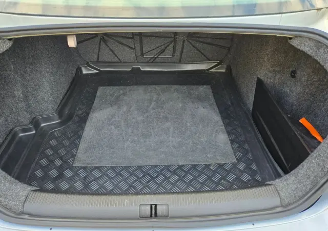 VOLKSWAGEN Jetta 2.0 TDI Sportline