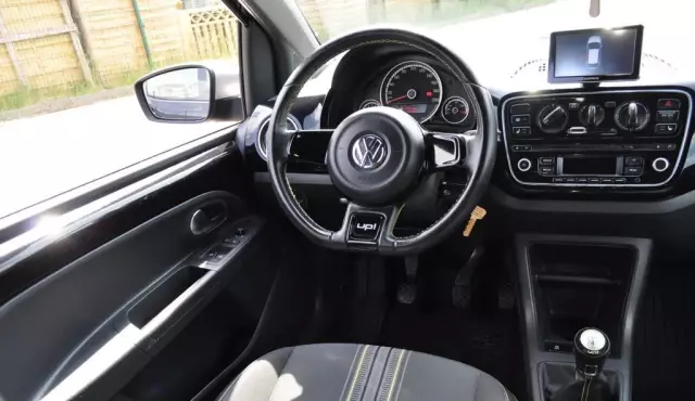VOLKSWAGEN Up! 
