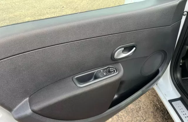 RENAULT Clio 1.2i 16V (75 KM)