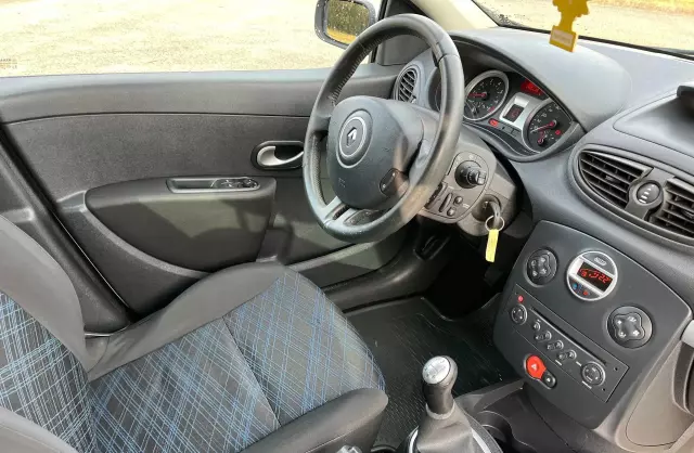 RENAULT Clio 1.2i 16V (75 KM)