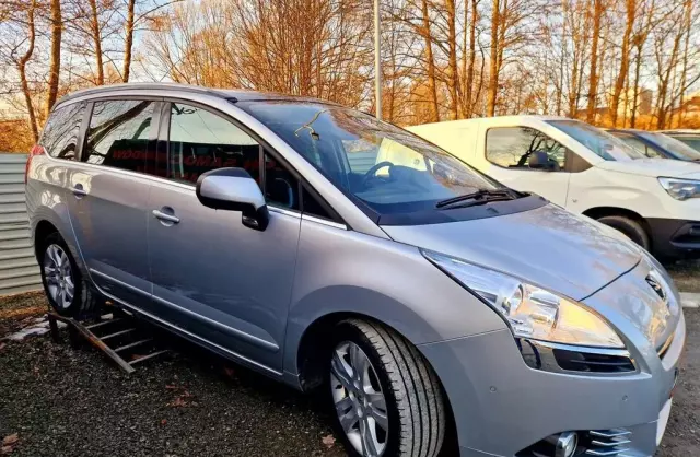 PEUGEOT 5008 