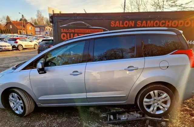 PEUGEOT 5008 