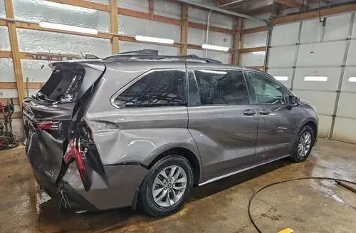 TOYOTA Sienna 