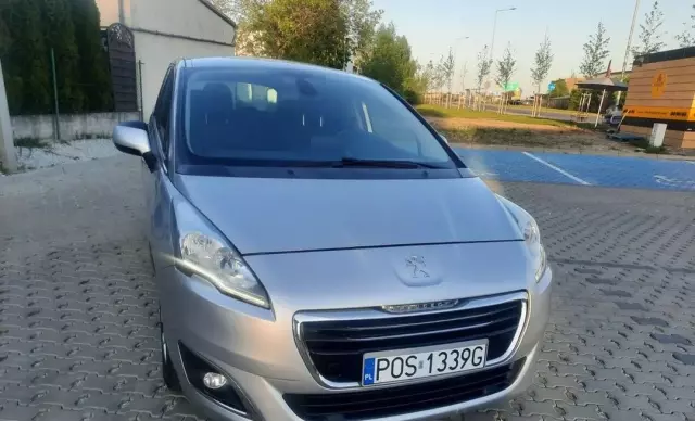 PEUGEOT 5008 