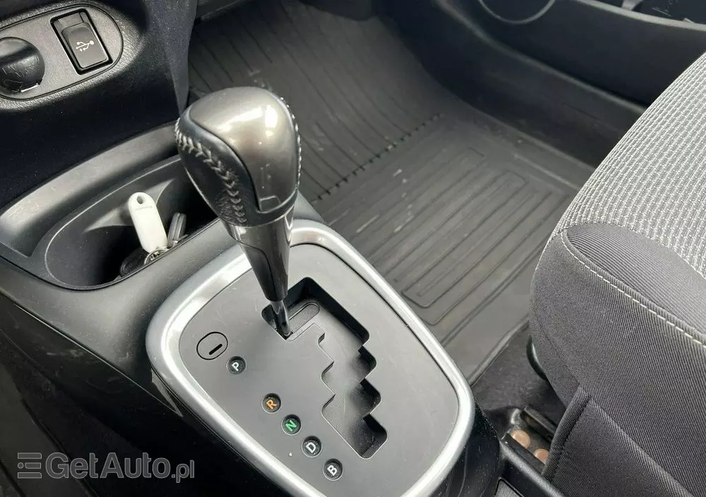 TOYOTA Yaris Hybrid 100 Premium