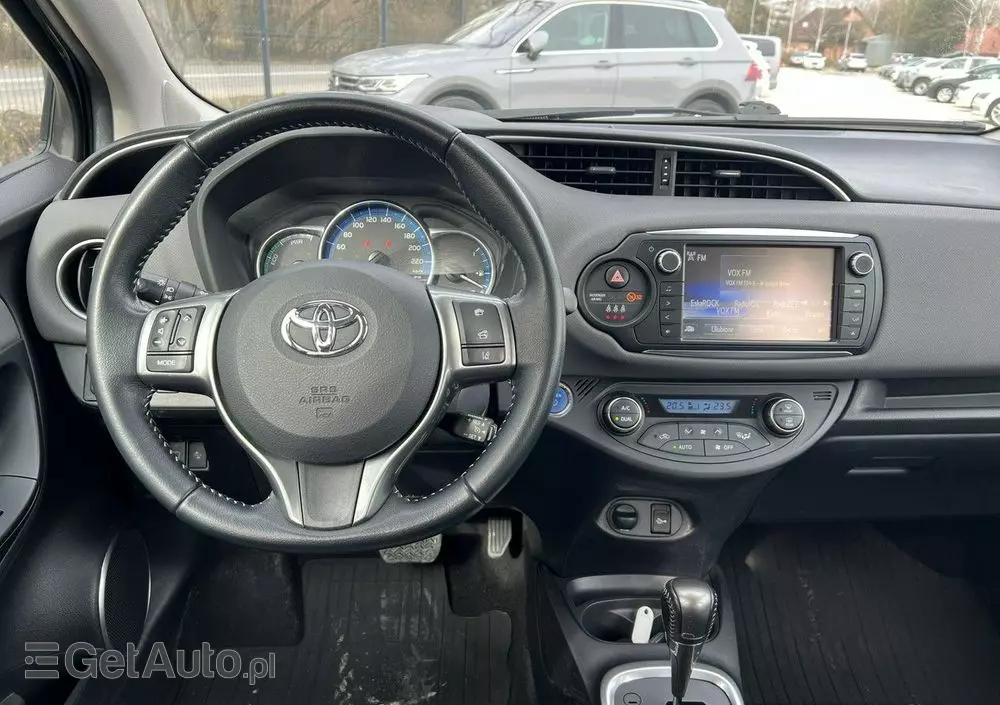 TOYOTA Yaris Hybrid 100 Premium