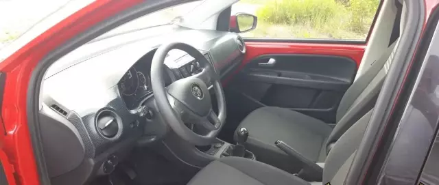 VOLKSWAGEN Up! 