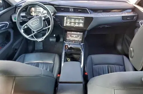 AUDI E-tron 