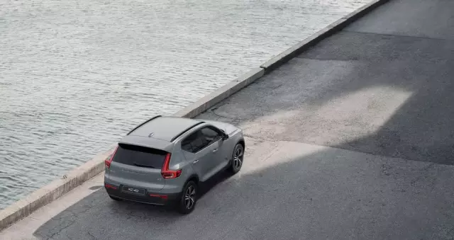 VOLVO XC 40 B3 Plus Dark