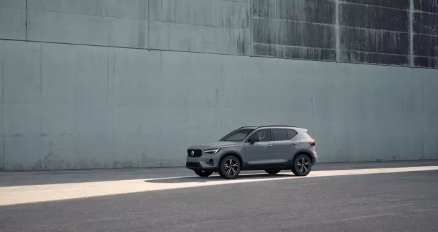 VOLVO XC 40 B3 Plus Dark