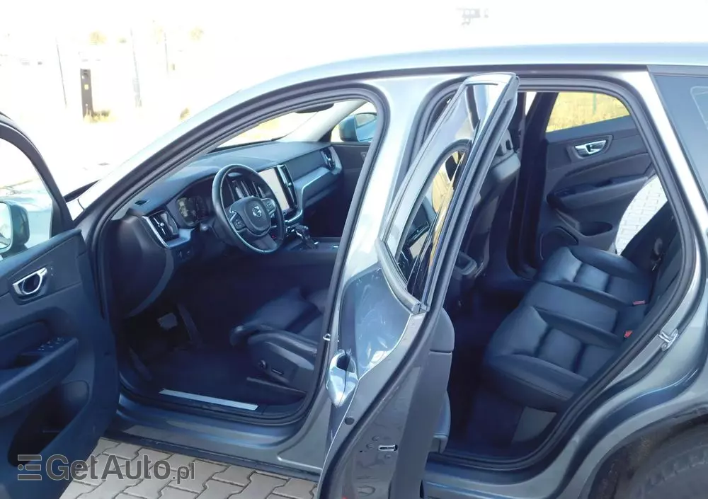 VOLVO XC 60 T5 Momentum
