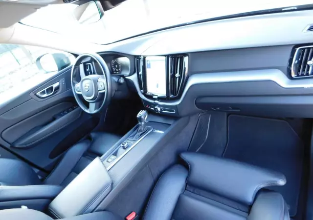 VOLVO XC 60 T5 Momentum