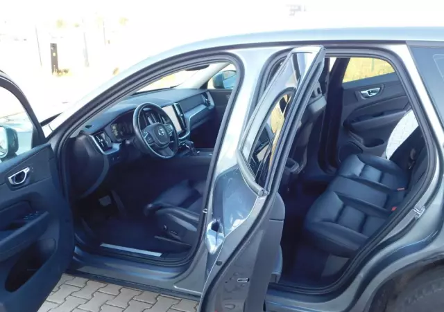 VOLVO XC 60 T5 Momentum