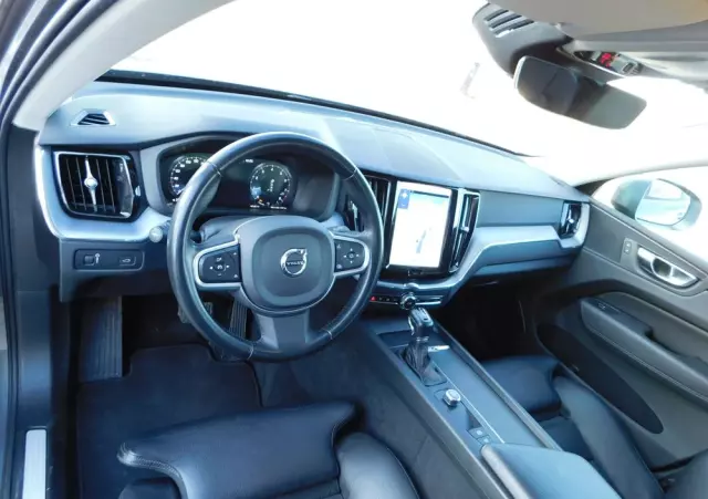 VOLVO XC 60 T5 Momentum