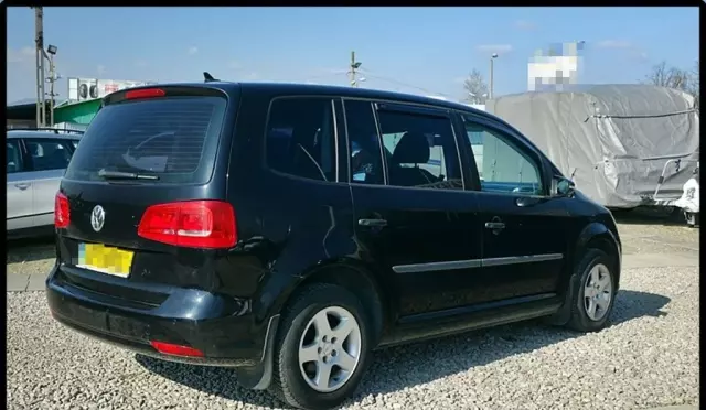 VOLKSWAGEN Touran 