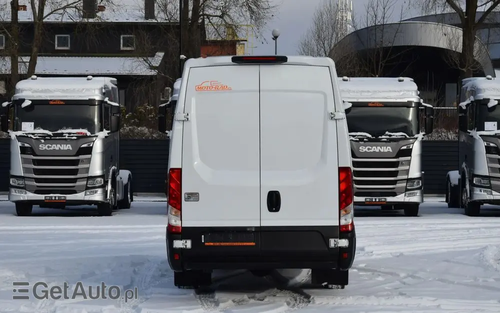 IVECO DAILY MAXI 35S16 / 2.3 - 160 KM / NOWY MODEL / 3 OSOBY / DOSTAWCZE / BLASZAK / KLIMA / CZUJNIKI COFANIA / TRYB CITY-ECO / 2023 / SERWISOWANY / SPROWADZONY Z NIEMIEC 