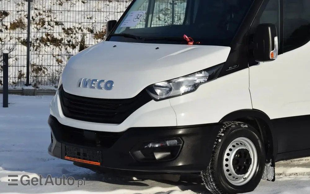 IVECO DAILY MAXI 35S16 / 2.3 - 160 KM / NOWY MODEL / 3 OSOBY / DOSTAWCZE / BLASZAK / KLIMA / CZUJNIKI COFANIA / TRYB CITY-ECO / 2023 / SERWISOWANY / SPROWADZONY Z NIEMIEC 
