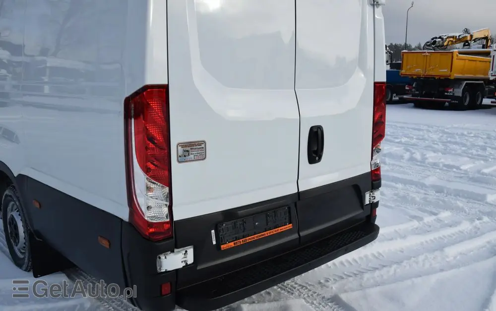 IVECO DAILY MAXI 35S16 / 2.3 - 160 KM / NOWY MODEL / 3 OSOBY / DOSTAWCZE / BLASZAK / KLIMA / CZUJNIKI COFANIA / TRYB CITY-ECO / 2023 / SERWISOWANY / SPROWADZONY Z NIEMIEC 