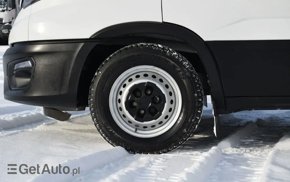 IVECO DAILY MAXI 35S16 / 2.3 - 160 KM / NOWY MODEL / 3 OSOBY / DOSTAWCZE / BLASZAK / KLIMA / CZUJNIKI COFANIA / TRYB CITY-ECO / 2023 / SERWISOWANY / SPROWADZONY Z NIEMIEC 