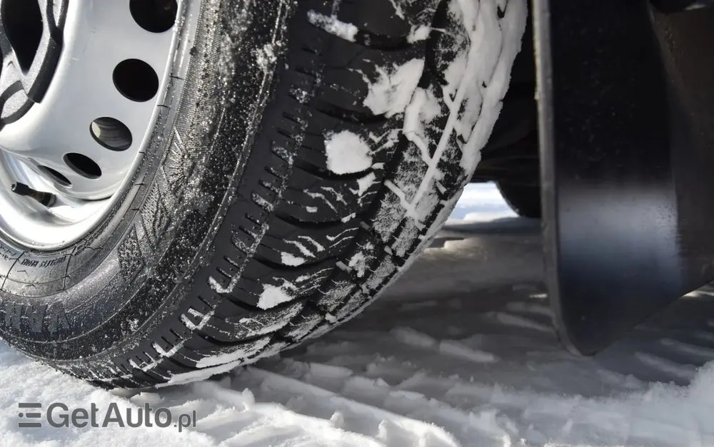 IVECO DAILY MAXI 35S16 / 2.3 - 160 KM / NOWY MODEL / 3 OSOBY / DOSTAWCZE / BLASZAK / KLIMA / CZUJNIKI COFANIA / TRYB CITY-ECO / 2023 / SERWISOWANY / SPROWADZONY Z NIEMIEC 