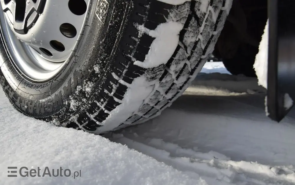 IVECO DAILY MAXI 35S16 / 2.3 - 160 KM / NOWY MODEL / 3 OSOBY / DOSTAWCZE / BLASZAK / KLIMA / CZUJNIKI COFANIA / TRYB CITY-ECO / 2023 / SERWISOWANY / SPROWADZONY Z NIEMIEC 