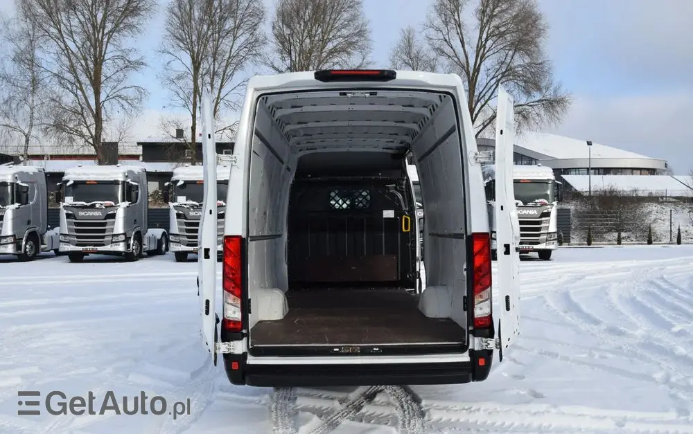 IVECO DAILY MAXI 35S16 / 2.3 - 160 KM / NOWY MODEL / 3 OSOBY / DOSTAWCZE / BLASZAK / KLIMA / CZUJNIKI COFANIA / TRYB CITY-ECO / 2023 / SERWISOWANY / SPROWADZONY Z NIEMIEC 