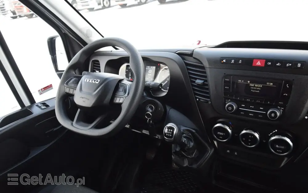 IVECO DAILY MAXI 35S16 / 2.3 - 160 KM / NOWY MODEL / 3 OSOBY / DOSTAWCZE / BLASZAK / KLIMA / CZUJNIKI COFANIA / TRYB CITY-ECO / 2023 / SERWISOWANY / SPROWADZONY Z NIEMIEC 