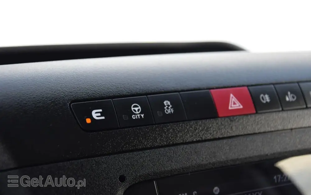 IVECO DAILY MAXI 35S16 / 2.3 - 160 KM / NOWY MODEL / 3 OSOBY / DOSTAWCZE / BLASZAK / KLIMA / CZUJNIKI COFANIA / TRYB CITY-ECO / 2023 / SERWISOWANY / SPROWADZONY Z NIEMIEC 