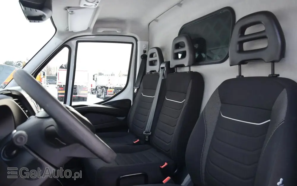 IVECO DAILY MAXI 35S16 / 2.3 - 160 KM / NOWY MODEL / 3 OSOBY / DOSTAWCZE / BLASZAK / KLIMA / CZUJNIKI COFANIA / TRYB CITY-ECO / 2023 / SERWISOWANY / SPROWADZONY Z NIEMIEC 