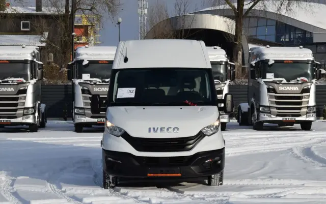 IVECO DAILY MAXI 35S16 / 2.3 - 160 KM / NOWY MODEL / 3 OSOBY / DOSTAWCZE / BLASZAK / KLIMA / CZUJNIKI COFANIA / TRYB CITY-ECO / 2023 / SERWISOWANY / SPROWADZONY Z NIEMIEC 