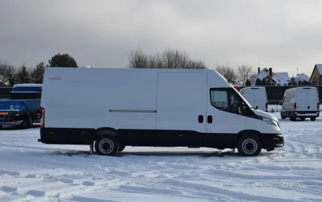 IVECO DAILY MAXI 35S16 / 2.3 - 160 KM / NOWY MODEL / 3 OSOBY / DOSTAWCZE / BLASZAK / KLIMA / CZUJNIKI COFANIA / TRYB CITY-ECO / 2023 / SERWISOWANY / SPROWADZONY Z NIEMIEC 